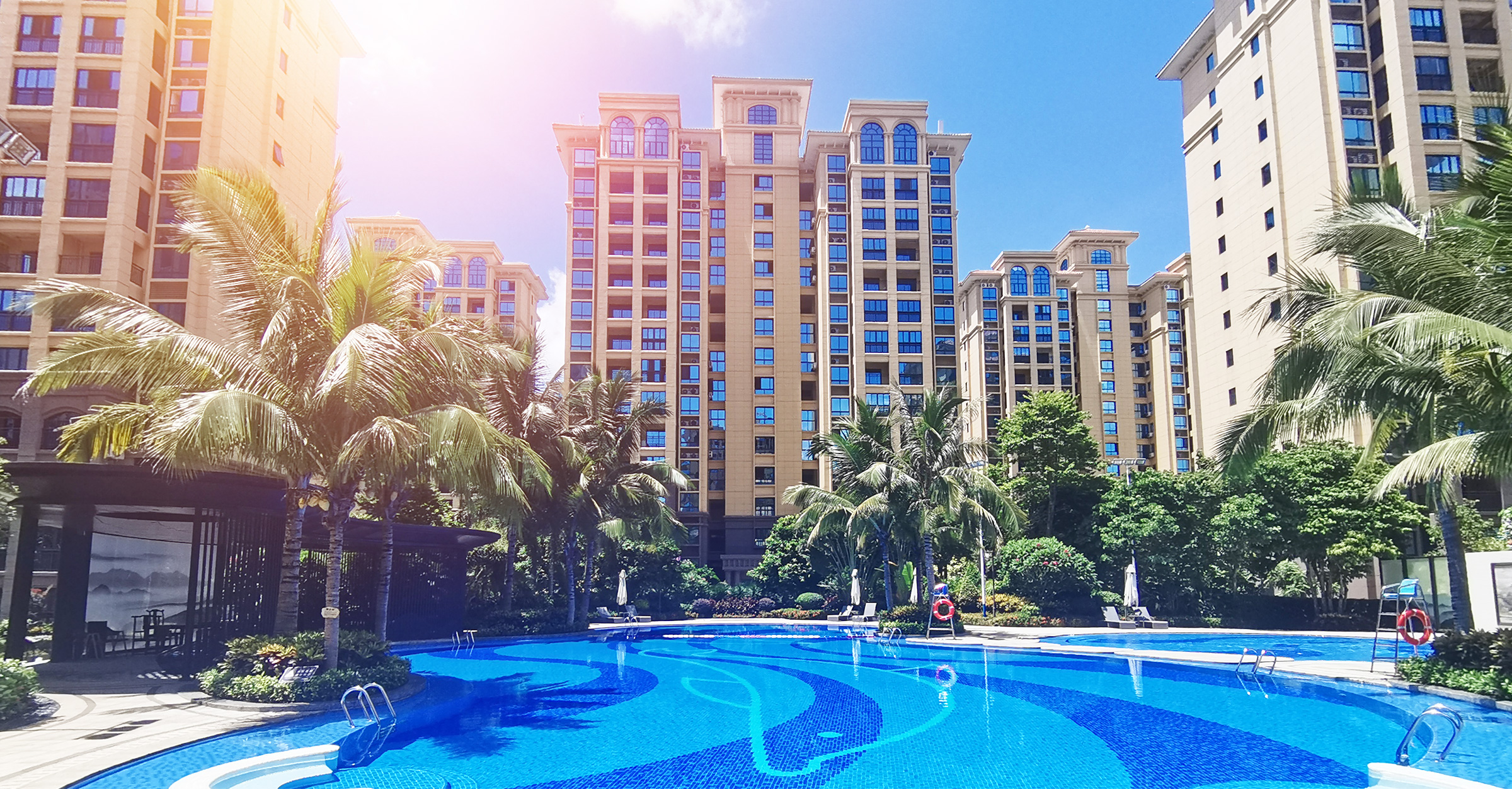 精心打造的阔景水系园林百米宽楼间距，开阔的视野给予生活更多的阳光与风景波光树影映照生活的诗意与美学，近享亲水悠然生活。